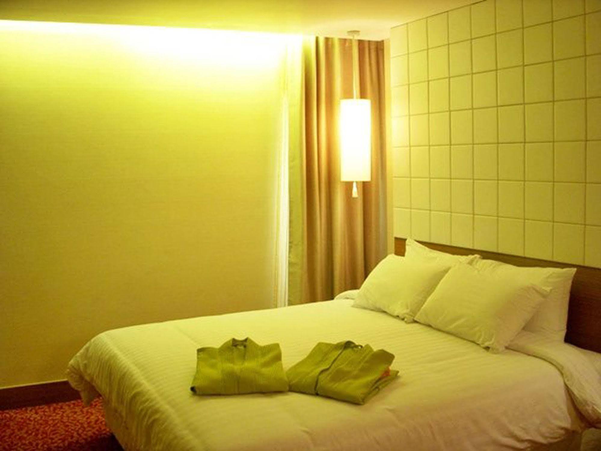 Tango Vibrant Living Hotel - Sha Extra Plus Bangkok Kültér fotó